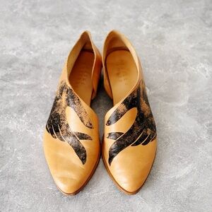 Sevilla Smith Sandy shoes with black handprints, size 40